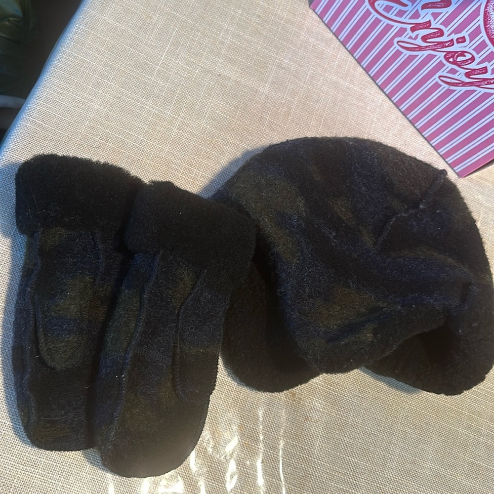 Ugg hat/ mittens - army green (4-6 years)
